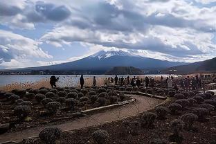 孙子看泰山队绝杀川崎前锋手舞足蹈，奶奶在旁边一脸懵？